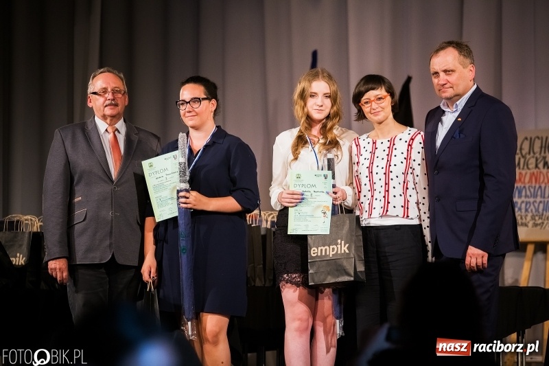 Zdjęcie w galerii na portalu naszraciborz.pl: Uroczysta gala wręczenia nagród dla laureatów olimpiad i konkursów języka niemieckiego wiadomości z regionu