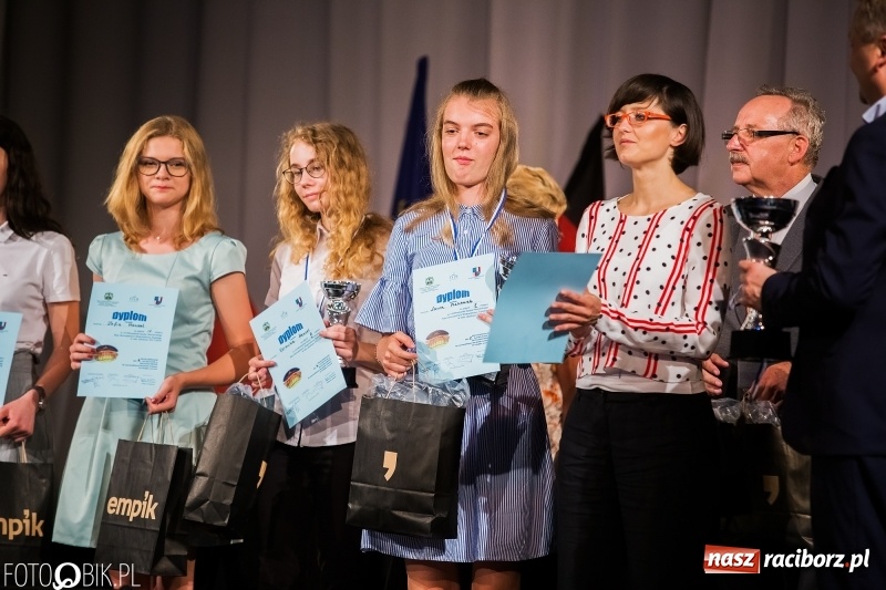 Zdjęcie w galerii na portalu naszraciborz.pl: Uroczysta gala wręczenia nagród dla laureatów olimpiad i konkursów języka niemieckiego wiadomości z regionu