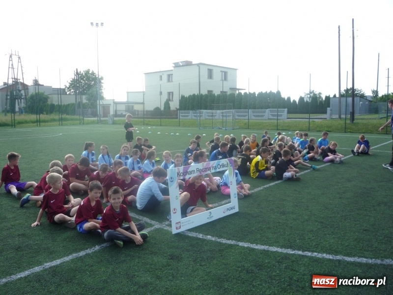Zdjęcie w galerii na portalu naszraciborz.pl: W Tworkowie grali w piłkę ręczną na orliku wiadomości z regionu