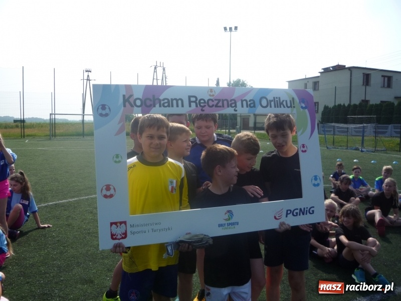 Zdjęcie w galerii na portalu naszraciborz.pl: W Tworkowie grali w piłkę ręczną na orliku wiadomości z regionu