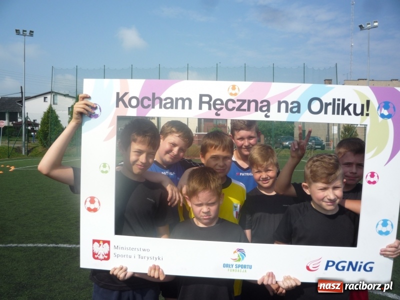 Zdjęcie w galerii na portalu naszraciborz.pl: W Tworkowie grali w piłkę ręczną na orliku wiadomości z regionu