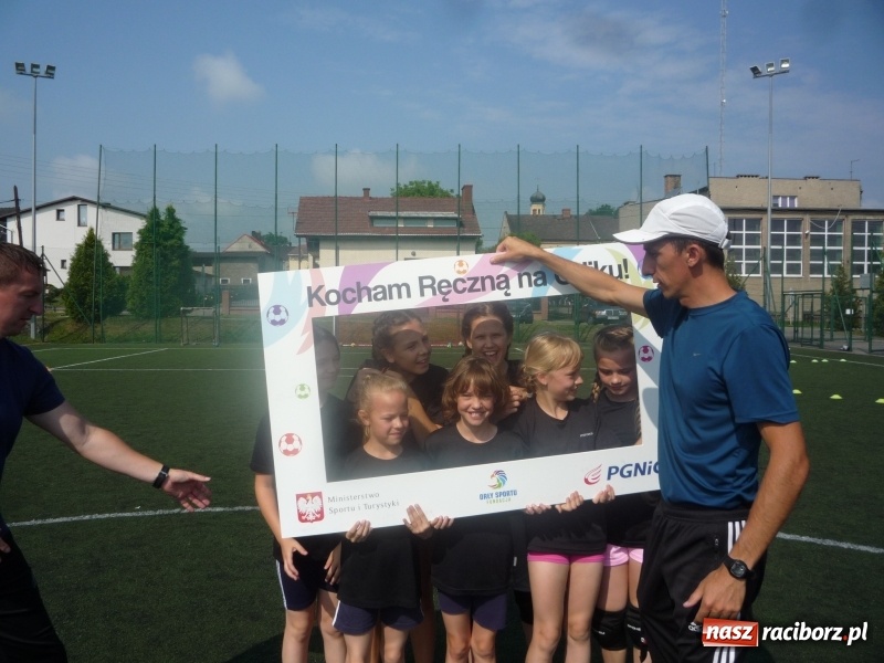 Zdjęcie w galerii na portalu naszraciborz.pl: W Tworkowie grali w piłkę ręczną na orliku wiadomości z regionu