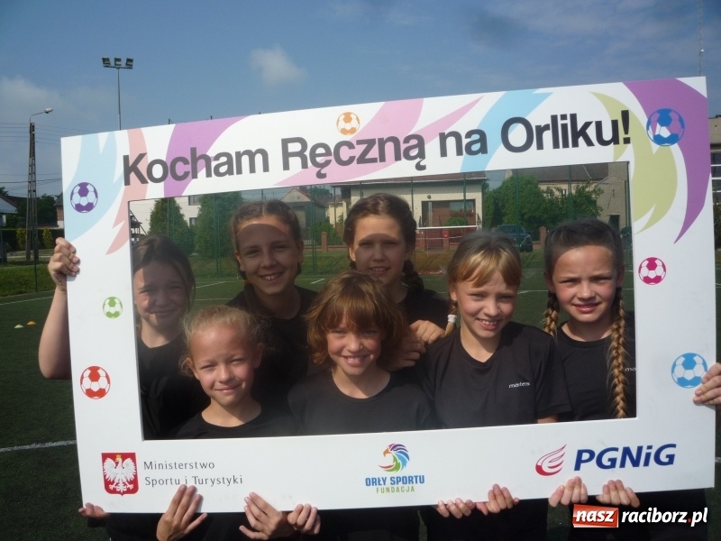 Zdjęcie w galerii na portalu naszraciborz.pl: W Tworkowie grali w piłkę ręczną na orliku wiadomości z regionu