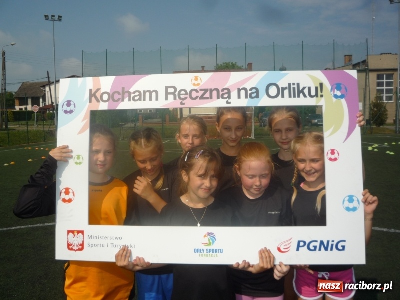 Zdjęcie w galerii na portalu naszraciborz.pl: W Tworkowie grali w piłkę ręczną na orliku wiadomości z regionu