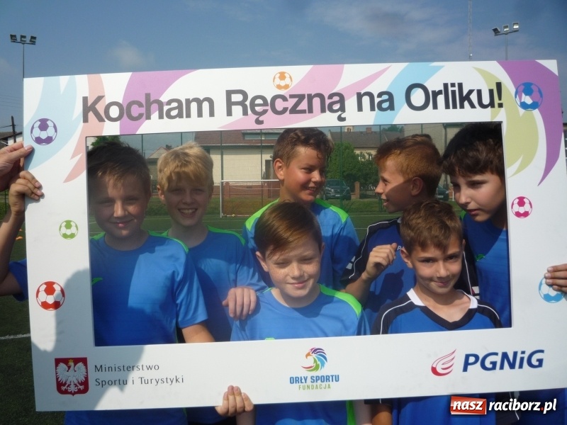 Zdjęcie w galerii na portalu naszraciborz.pl: W Tworkowie grali w piłkę ręczną na orliku wiadomości z regionu