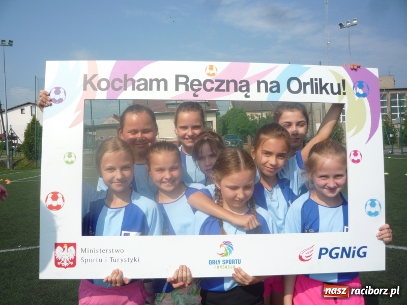 Zdjęcie w galerii na portalu naszraciborz.pl: W Tworkowie grali w piłkę ręczną na orliku wiadomości z regionu