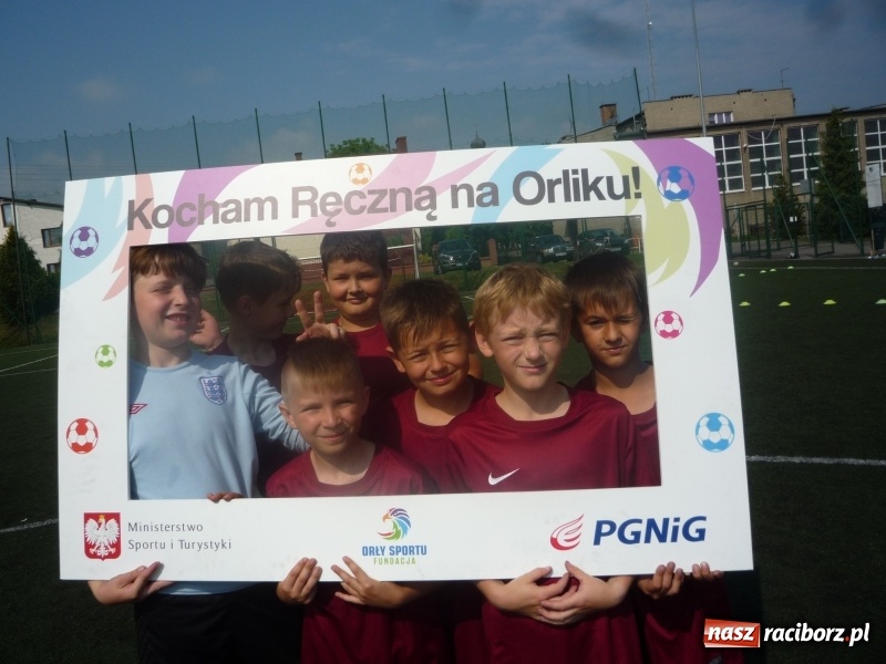 Zdjęcie w galerii na portalu naszraciborz.pl: W Tworkowie grali w piłkę ręczną na orliku wiadomości z regionu