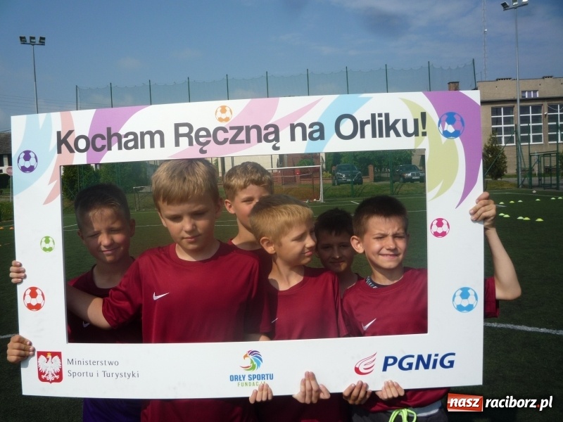 Zdjęcie w galerii na portalu naszraciborz.pl: W Tworkowie grali w piłkę ręczną na orliku wiadomości z regionu