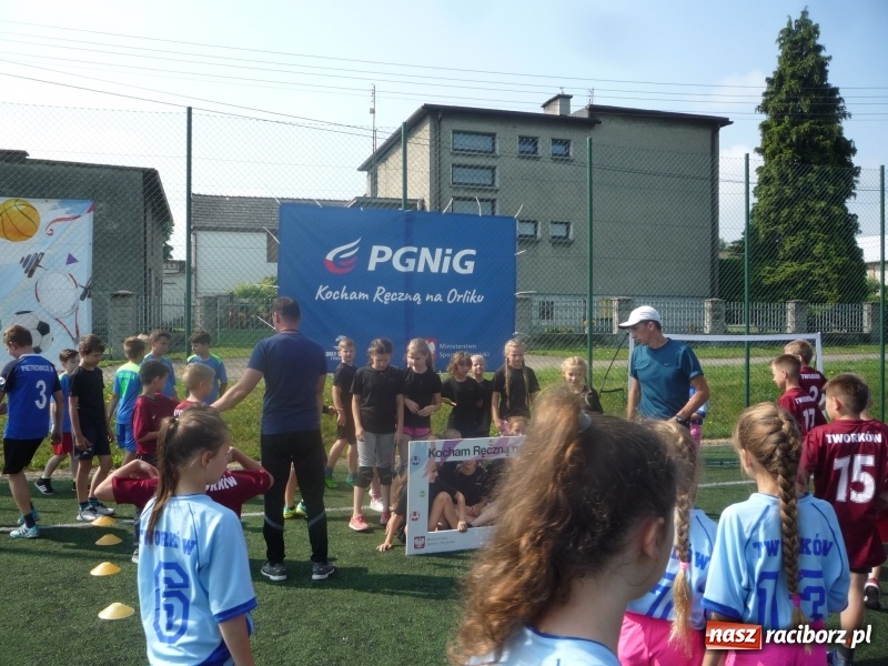 Zdjęcie w galerii na portalu naszraciborz.pl: W Tworkowie grali w piłkę ręczną na orliku wiadomości z regionu