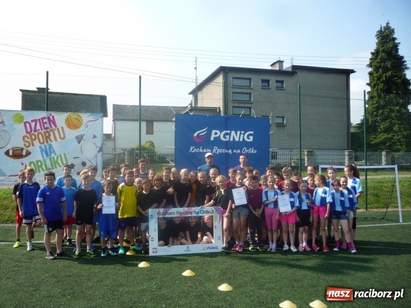 Zdjęcie w galerii na portalu naszraciborz.pl: W Tworkowie grali w piłkę ręczną na orliku wiadomości z regionu