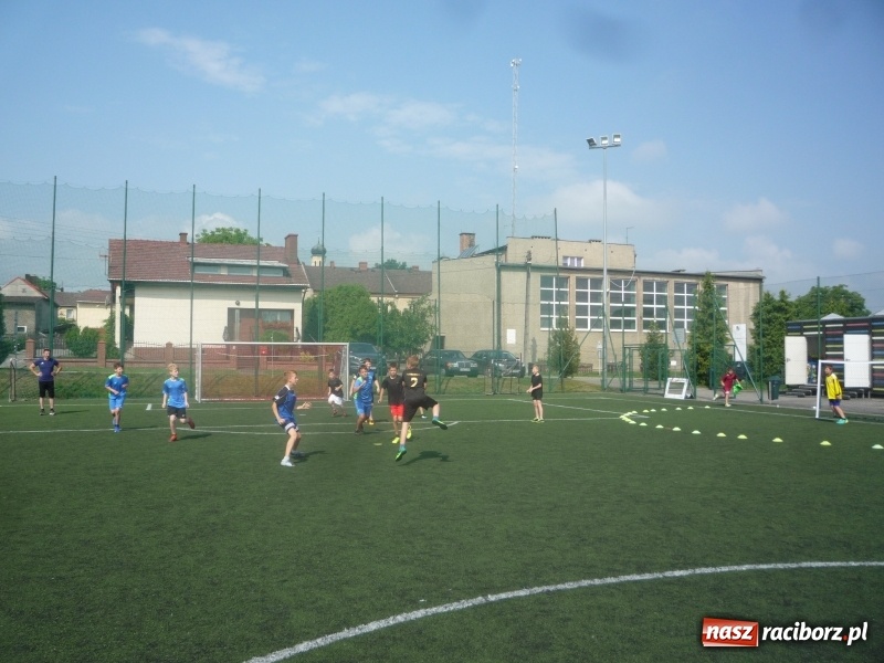 Zdjęcie w galerii na portalu naszraciborz.pl: W Tworkowie grali w piłkę ręczną na orliku wiadomości z regionu