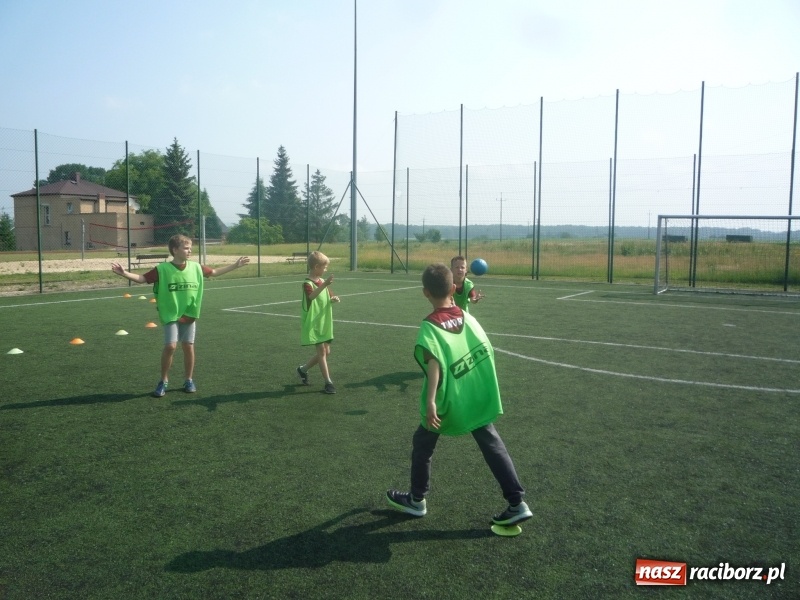 Zdjęcie w galerii na portalu naszraciborz.pl: W Tworkowie grali w piłkę ręczną na orliku wiadomości z regionu