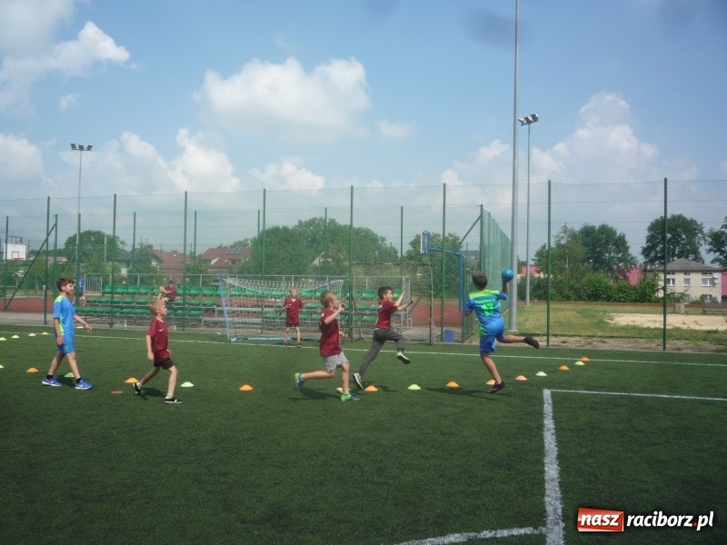 Zdjęcie w galerii na portalu naszraciborz.pl: W Tworkowie grali w piłkę ręczną na orliku wiadomości z regionu