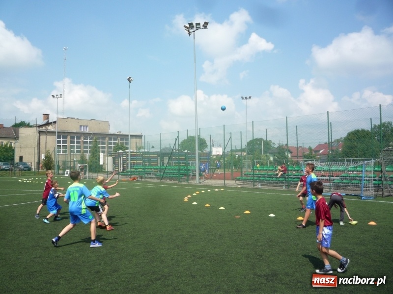 Zdjęcie w galerii na portalu naszraciborz.pl: W Tworkowie grali w piłkę ręczną na orliku wiadomości z regionu