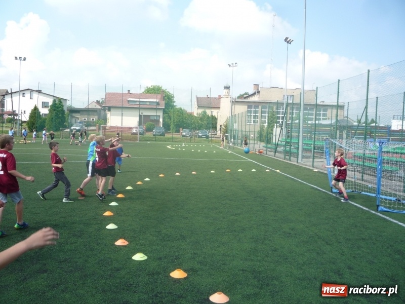 Zdjęcie w galerii na portalu naszraciborz.pl: W Tworkowie grali w piłkę ręczną na orliku wiadomości z regionu
