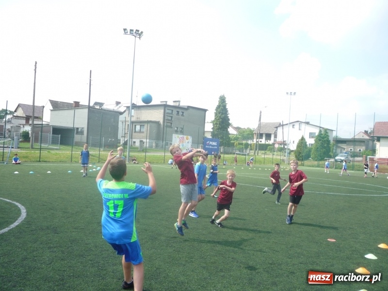 Zdjęcie w galerii na portalu naszraciborz.pl: W Tworkowie grali w piłkę ręczną na orliku wiadomości z regionu