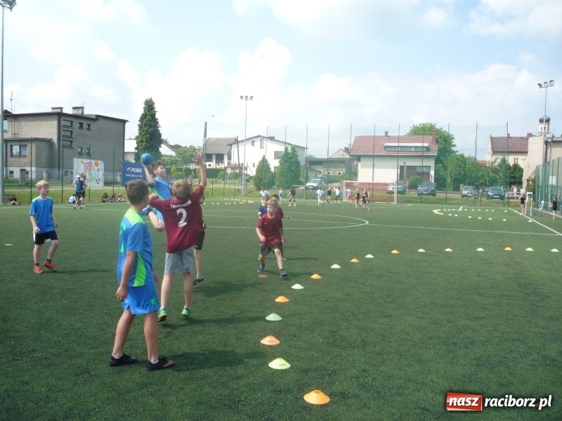 Zdjęcie w galerii na portalu naszraciborz.pl: W Tworkowie grali w piłkę ręczną na orliku wiadomości z regionu