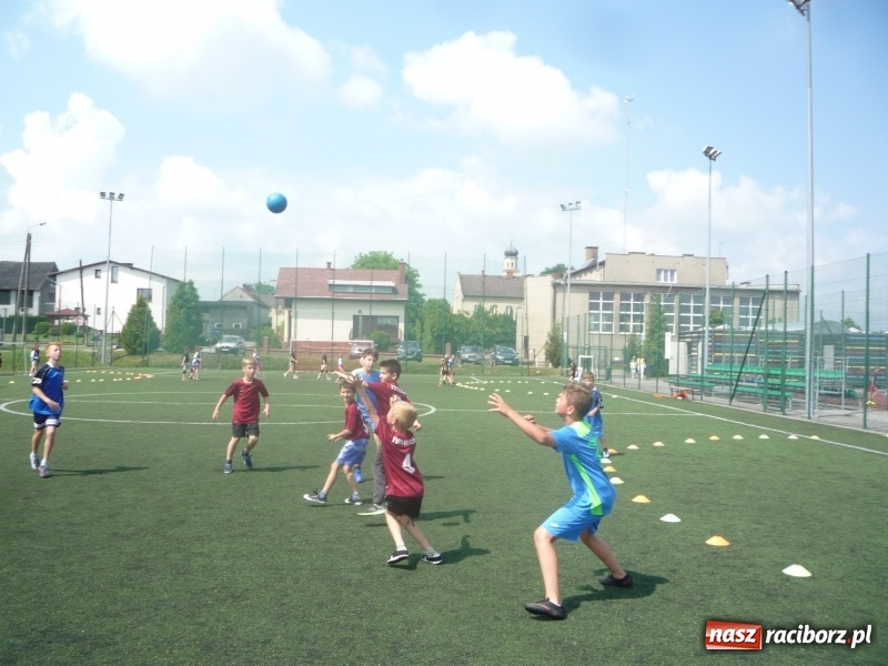 Zdjęcie w galerii na portalu naszraciborz.pl: W Tworkowie grali w piłkę ręczną na orliku wiadomości z regionu
