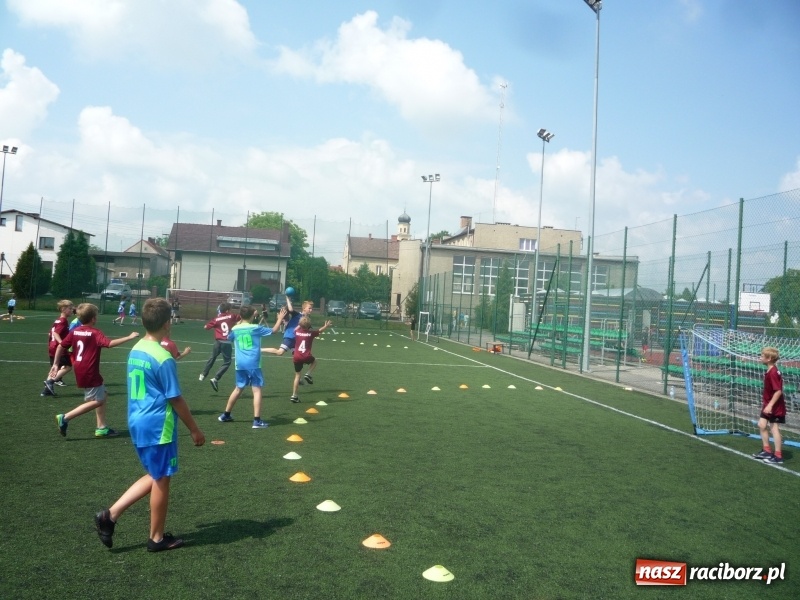 Zdjęcie w galerii na portalu naszraciborz.pl: W Tworkowie grali w piłkę ręczną na orliku wiadomości z regionu