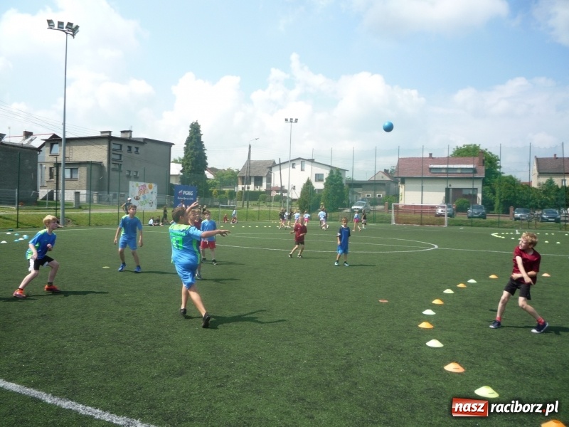 Zdjęcie w galerii na portalu naszraciborz.pl: W Tworkowie grali w piłkę ręczną na orliku wiadomości z regionu