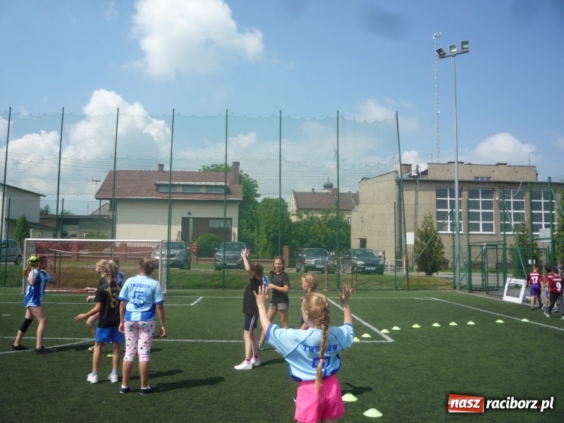 Zdjęcie w galerii na portalu naszraciborz.pl: W Tworkowie grali w piłkę ręczną na orliku wiadomości z regionu