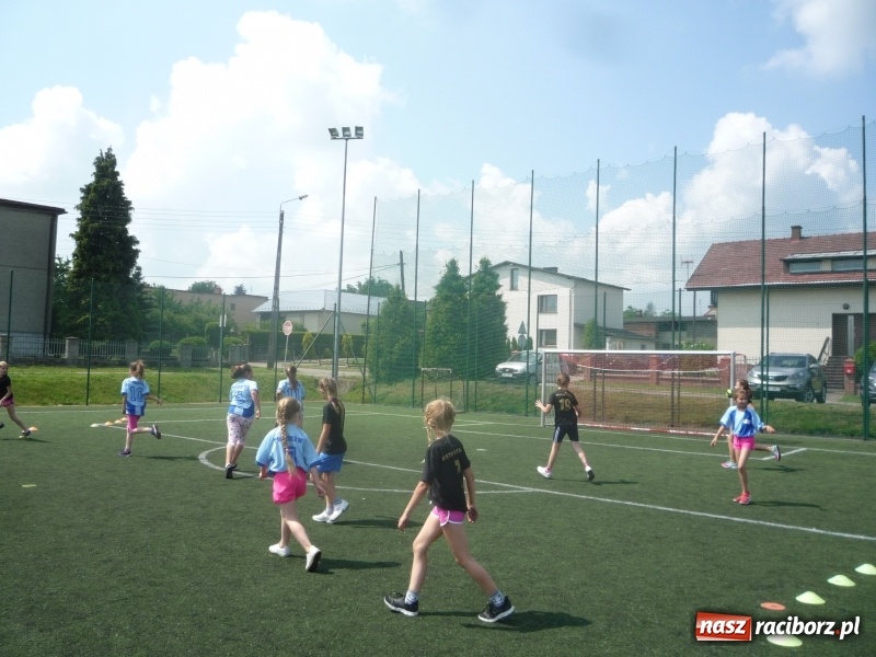 Zdjęcie w galerii na portalu naszraciborz.pl: W Tworkowie grali w piłkę ręczną na orliku wiadomości z regionu