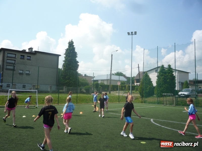 Zdjęcie w galerii na portalu naszraciborz.pl: W Tworkowie grali w piłkę ręczną na orliku wiadomości z regionu