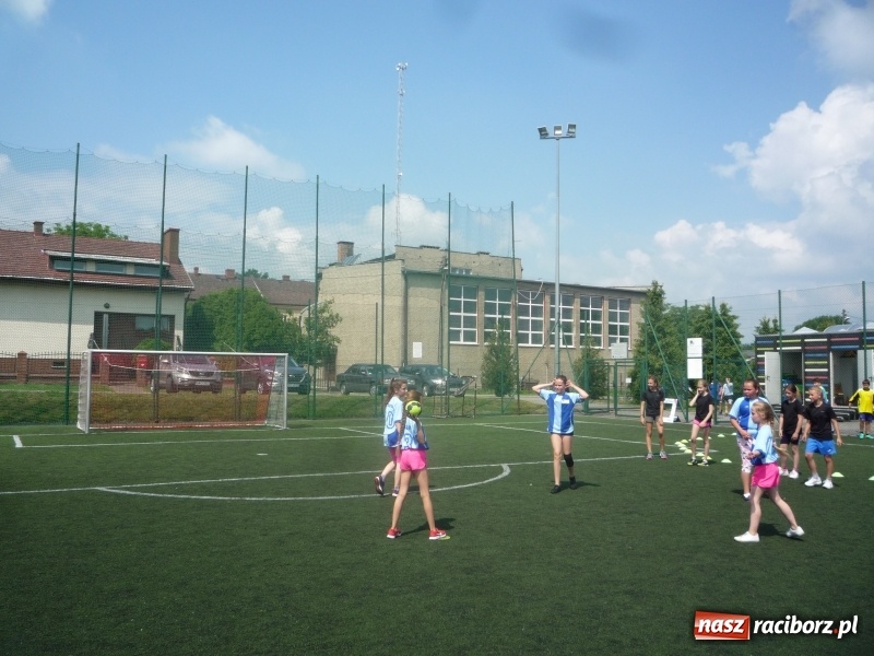 Zdjęcie w galerii na portalu naszraciborz.pl: W Tworkowie grali w piłkę ręczną na orliku wiadomości z regionu