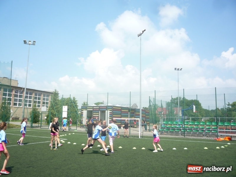 Zdjęcie w galerii na portalu naszraciborz.pl: W Tworkowie grali w piłkę ręczną na orliku wiadomości z regionu