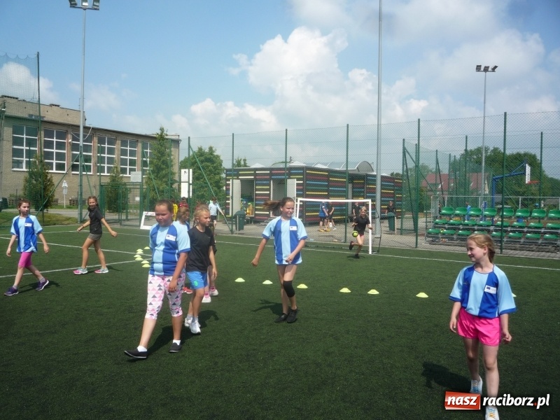 Zdjęcie w galerii na portalu naszraciborz.pl: W Tworkowie grali w piłkę ręczną na orliku wiadomości z regionu