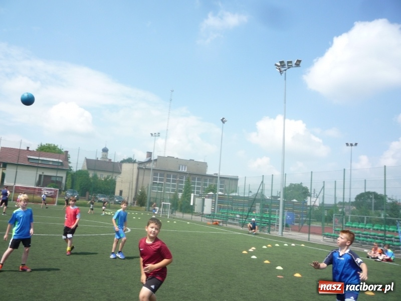 Zdjęcie w galerii na portalu naszraciborz.pl: W Tworkowie grali w piłkę ręczną na orliku wiadomości z regionu