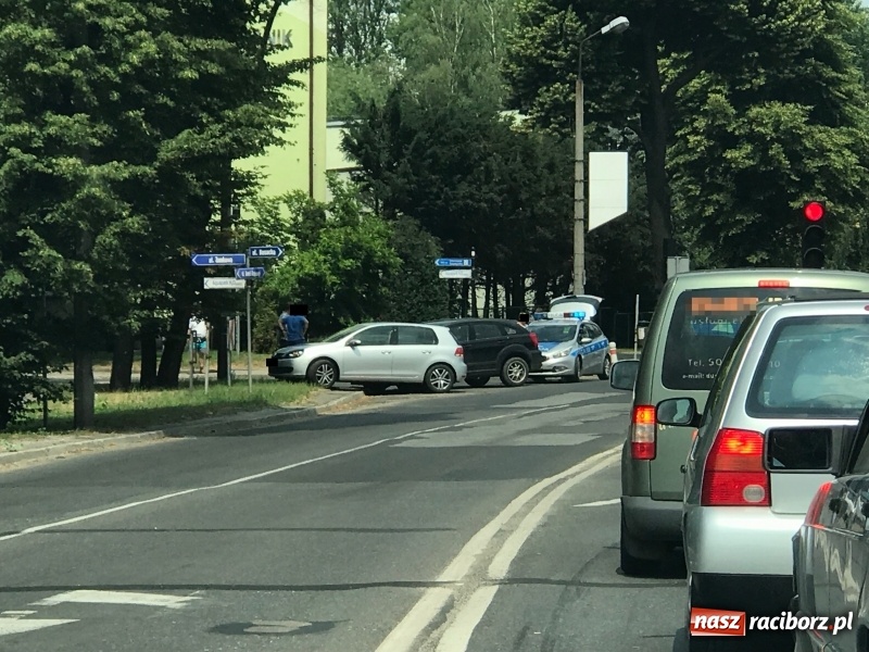 Zdjęcie w galerii na portalu naszraciborz.pl: Dodge i golf zderzyły się na skrzyżowaniu Zamkowej i Armii Krajowej wiadomości z regionu