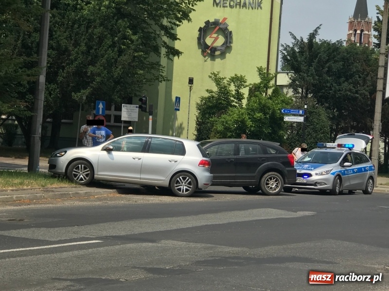 Zdjęcie w galerii na portalu naszraciborz.pl: Dodge i golf zderzyły się na skrzyżowaniu Zamkowej i Armii Krajowej wiadomości z regionu