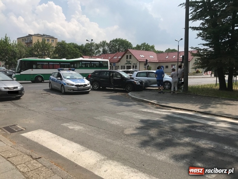 Zdjęcie w galerii na portalu naszraciborz.pl: Dodge i golf zderzyły się na skrzyżowaniu Zamkowej i Armii Krajowej wiadomości z regionu