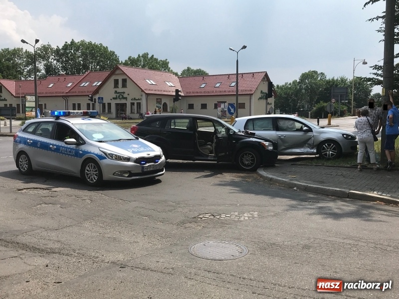 Zdjęcie w galerii na portalu naszraciborz.pl: Dodge i golf zderzyły się na skrzyżowaniu Zamkowej i Armii Krajowej wiadomości z regionu