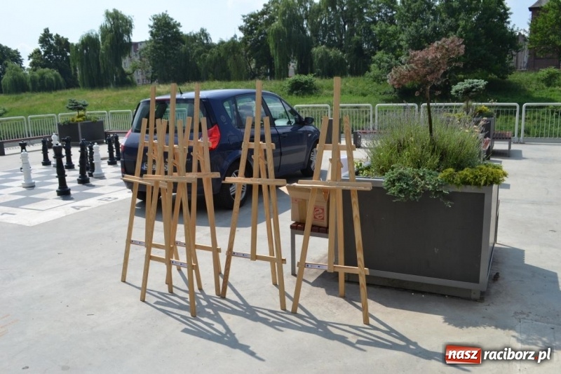 Zdjęcie w galerii na portalu naszraciborz.pl: Plener malarski na przystani kajakowej wiadomości z regionu