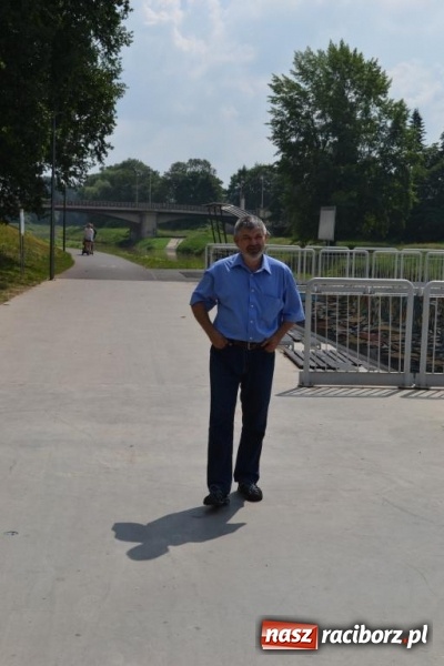 Zdjęcie w galerii na portalu naszraciborz.pl: Plener malarski na przystani kajakowej wiadomości z regionu