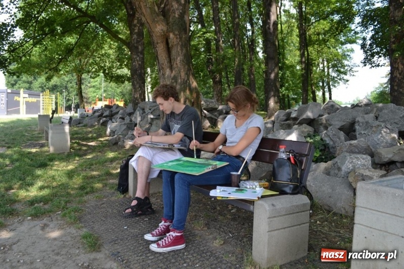 Zdjęcie w galerii na portalu naszraciborz.pl: Plener malarski na przystani kajakowej wiadomości z regionu
