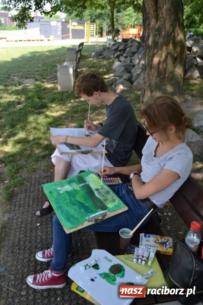 Zdjęcie w galerii na portalu naszraciborz.pl: Plener malarski na przystani kajakowej wiadomości z regionu