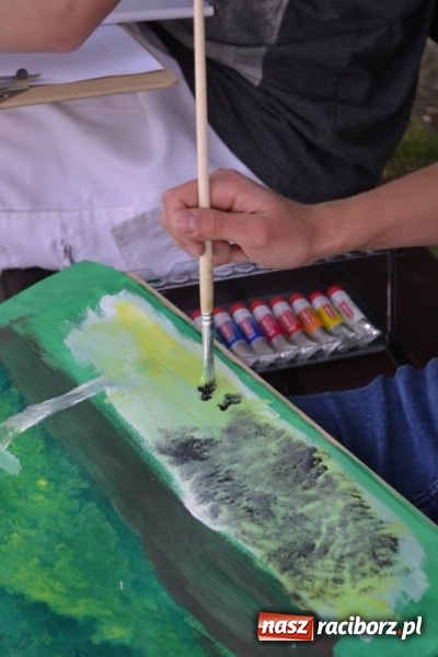 Zdjęcie w galerii na portalu naszraciborz.pl: Plener malarski na przystani kajakowej wiadomości z regionu