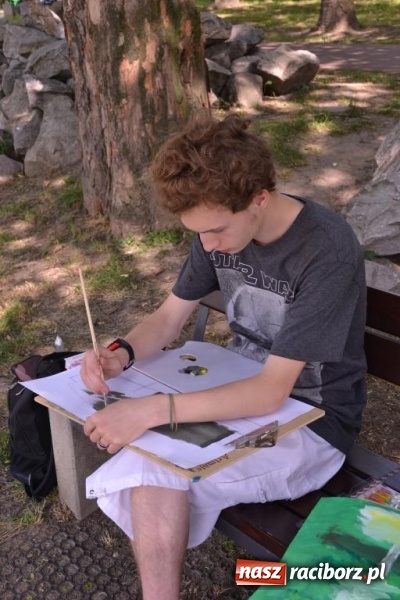 Zdjęcie w galerii na portalu naszraciborz.pl: Plener malarski na przystani kajakowej wiadomości z regionu