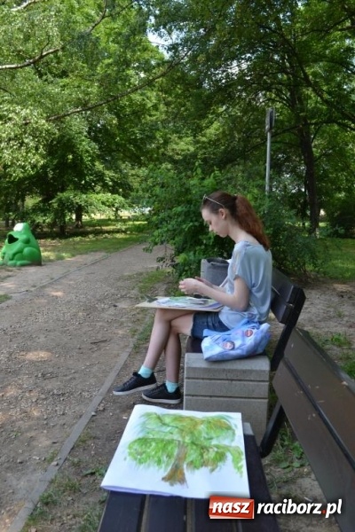Zdjęcie w galerii na portalu naszraciborz.pl: Plener malarski na przystani kajakowej wiadomości z regionu