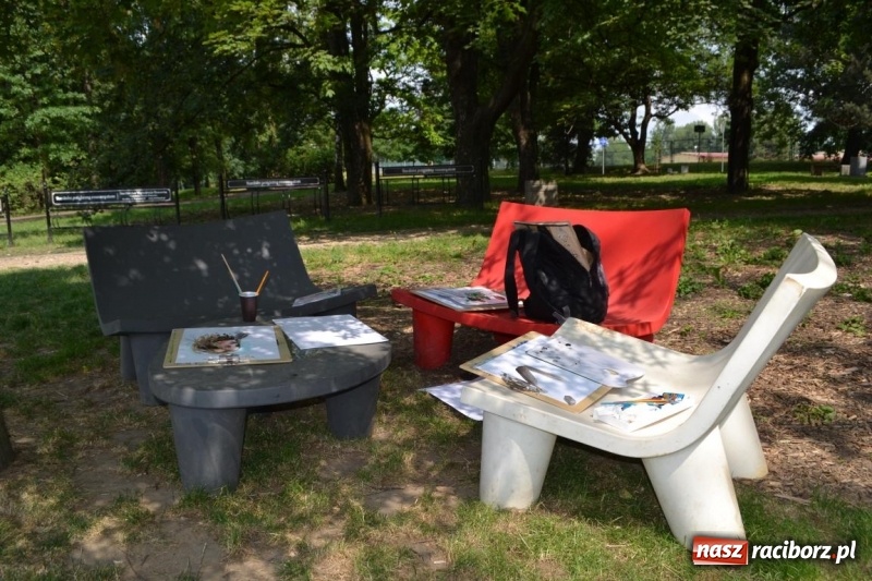 Zdjęcie w galerii na portalu naszraciborz.pl: Plener malarski na przystani kajakowej wiadomości z regionu