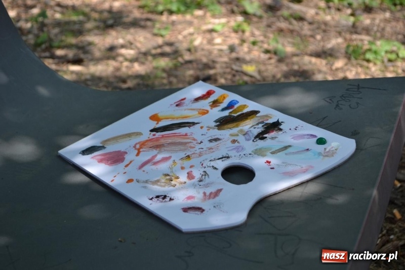 Zdjęcie w galerii na portalu naszraciborz.pl: Plener malarski na przystani kajakowej wiadomości z regionu