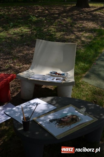 Zdjęcie w galerii na portalu naszraciborz.pl: Plener malarski na przystani kajakowej wiadomości z regionu