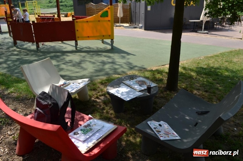 Zdjęcie w galerii na portalu naszraciborz.pl: Plener malarski na przystani kajakowej wiadomości z regionu