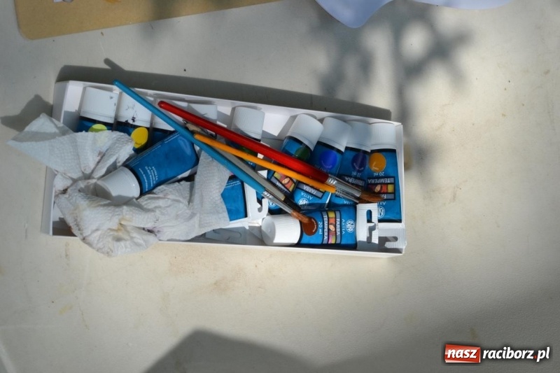 Zdjęcie w galerii na portalu naszraciborz.pl: Plener malarski na przystani kajakowej wiadomości z regionu