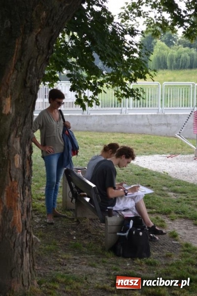 Zdjęcie w galerii na portalu naszraciborz.pl: Plener malarski na przystani kajakowej wiadomości z regionu