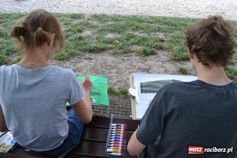 Zdjęcie w galerii na portalu naszraciborz.pl: Plener malarski na przystani kajakowej wiadomości z regionu