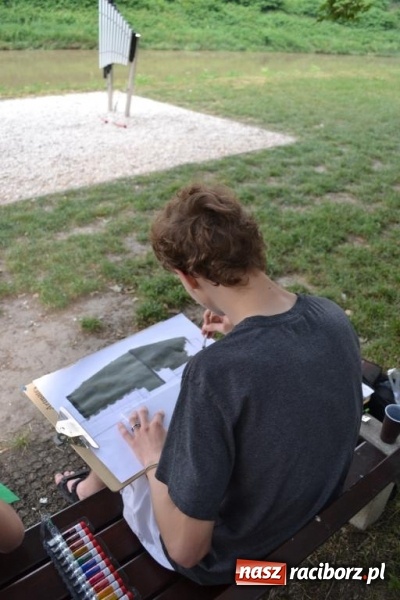 Zdjęcie w galerii na portalu naszraciborz.pl: Plener malarski na przystani kajakowej wiadomości z regionu